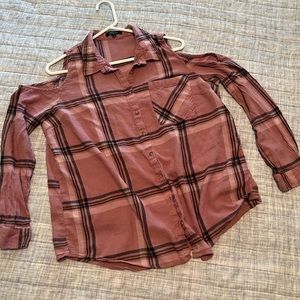 Cold shoulder fall plaid top 1X rose mauve